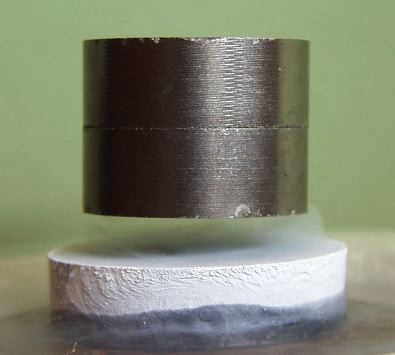 Un supraconducteur baignant dans de l'azote liquide  repousse  un aimant
