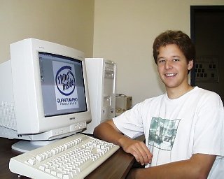 Photographie d'Alexandre Blais près d'un ordinateur